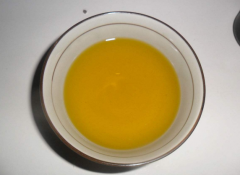 使用对色灯箱分辨茶油的颜色