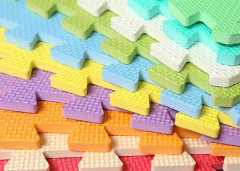 对色灯箱检测儿童爬行垫的颜色