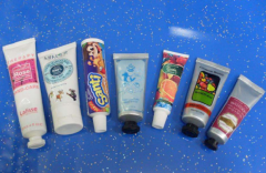 对色灯箱检测牙膏软管颜色