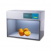 在对色灯箱中检测橙子的颜色深浅