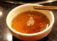 在对色灯箱中看颜色辨别香油