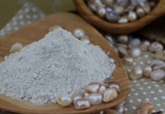 在对色灯箱中鉴定珍珠粉的颜色