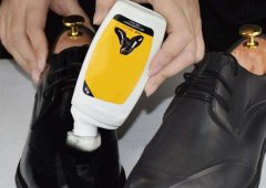 在对色灯箱中分辨鞋油颜色