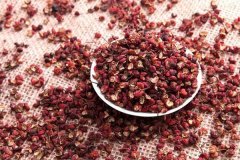 在对色灯箱中对花椒颜色进行分级